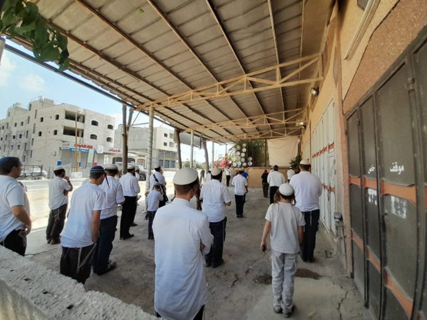 בגלל חסימת הכביש, יהודים התפללו בחווארה