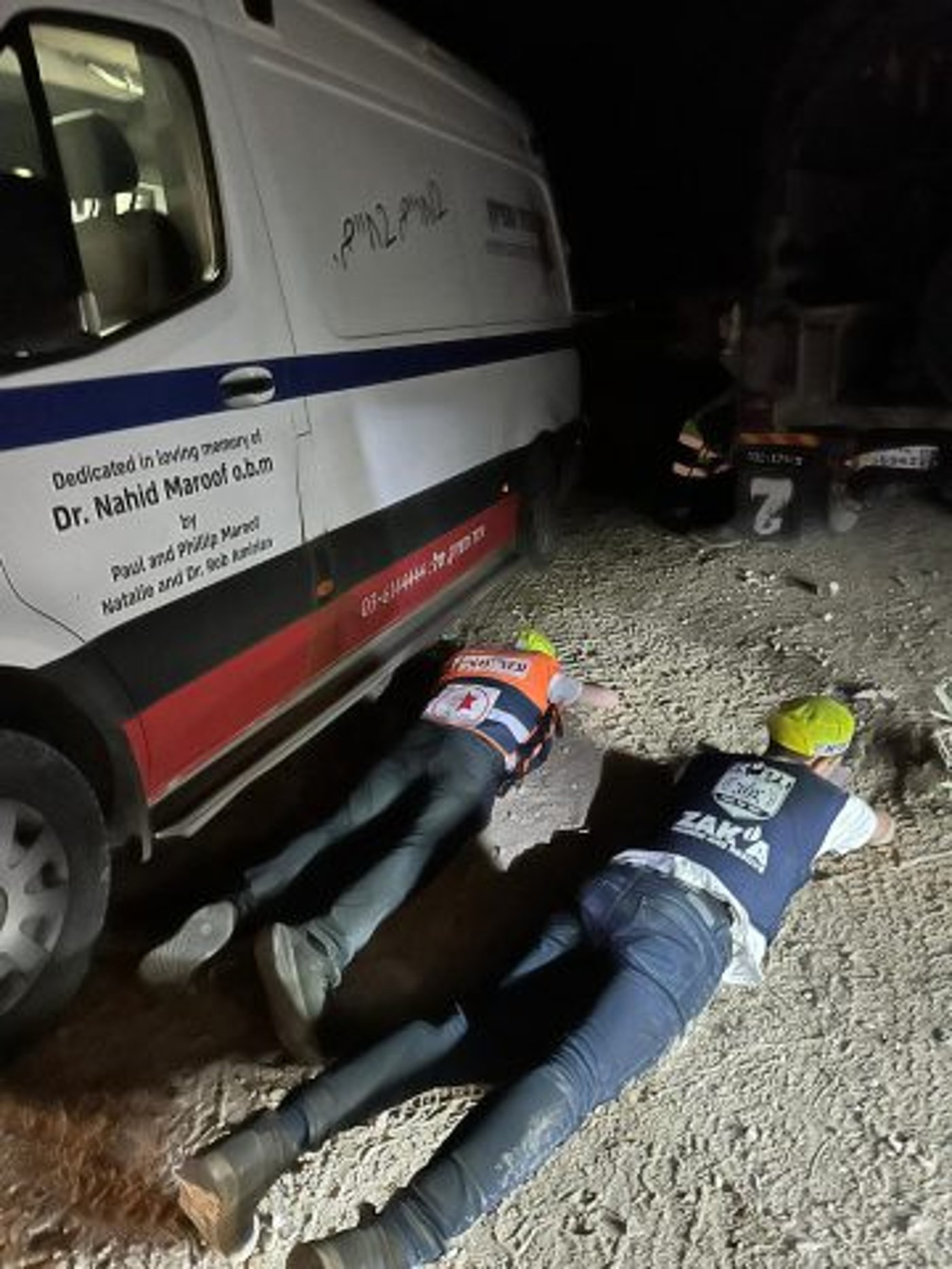 (פעילים זק"א ועזר מציון מסתתרים במהלך חילוץ החללים)