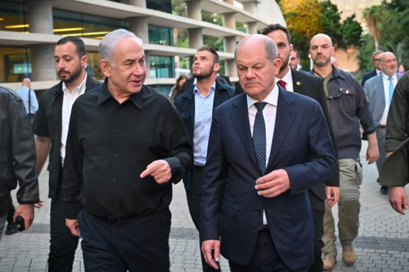 צפו: פמליית הקנצלר שולץ נשכבת על הרצפה בנתב"ג