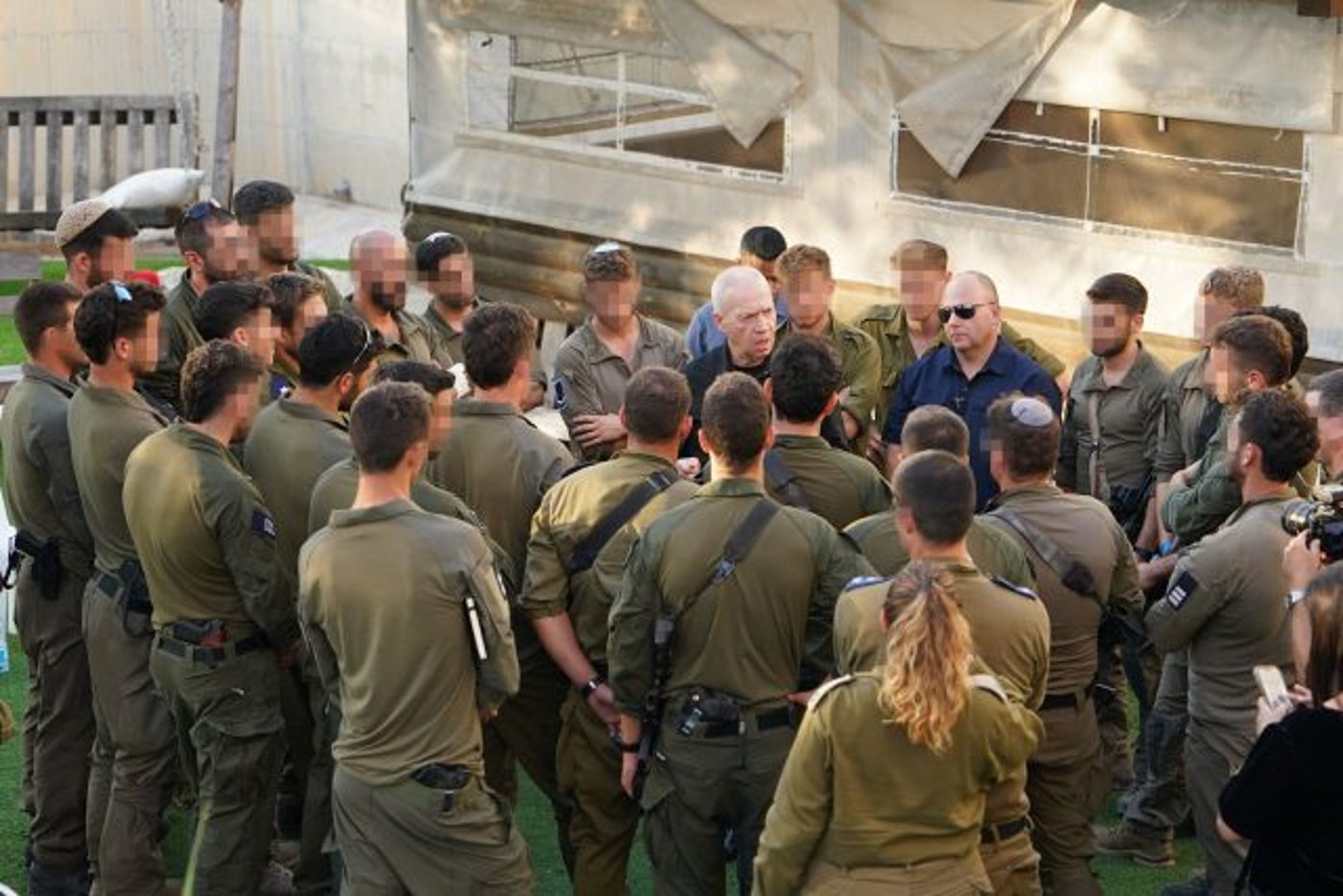 השר גלנט עם הלוחמים