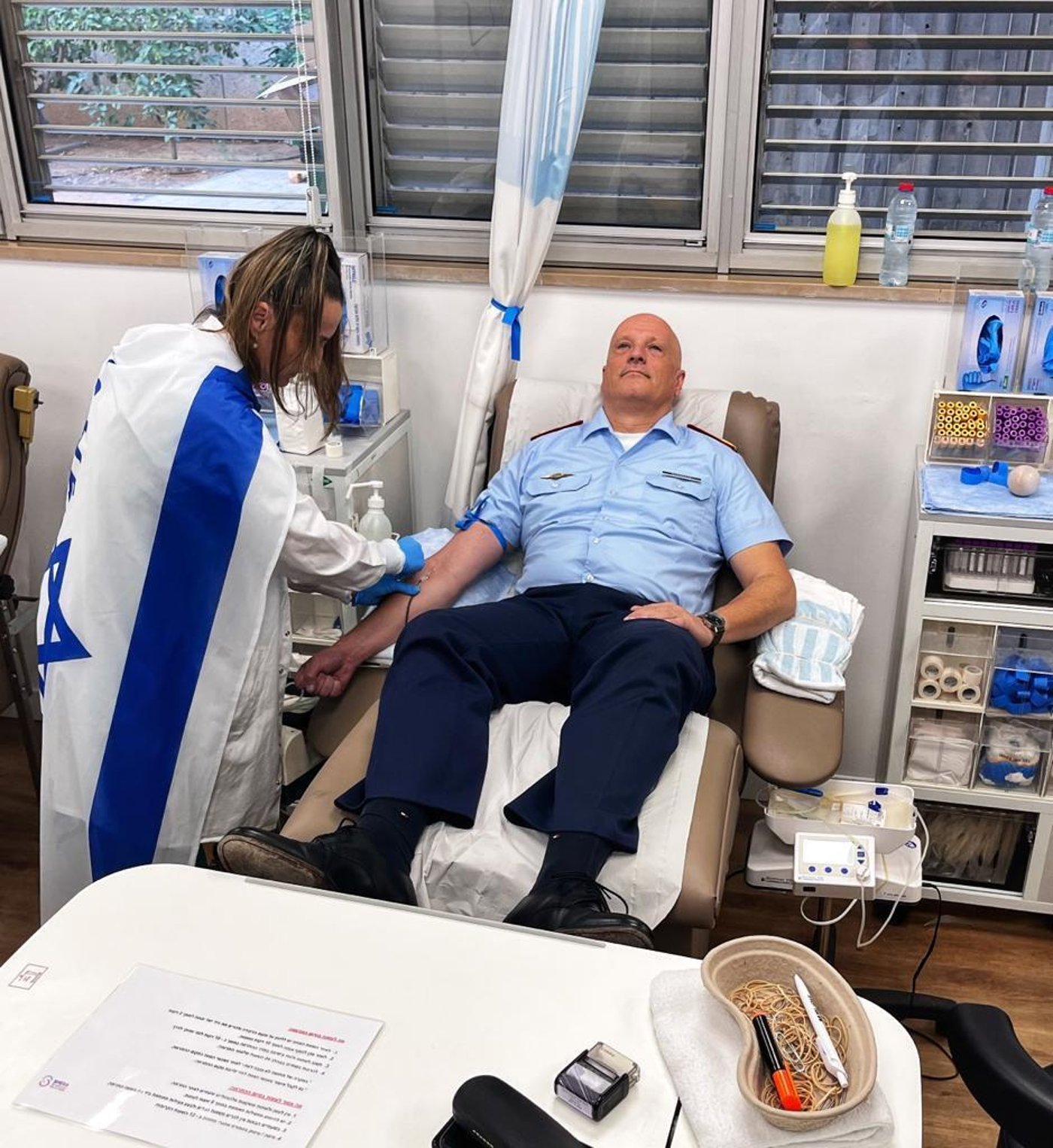 מפקד הלופטוואפה תרם דם בבית החולים שיבא