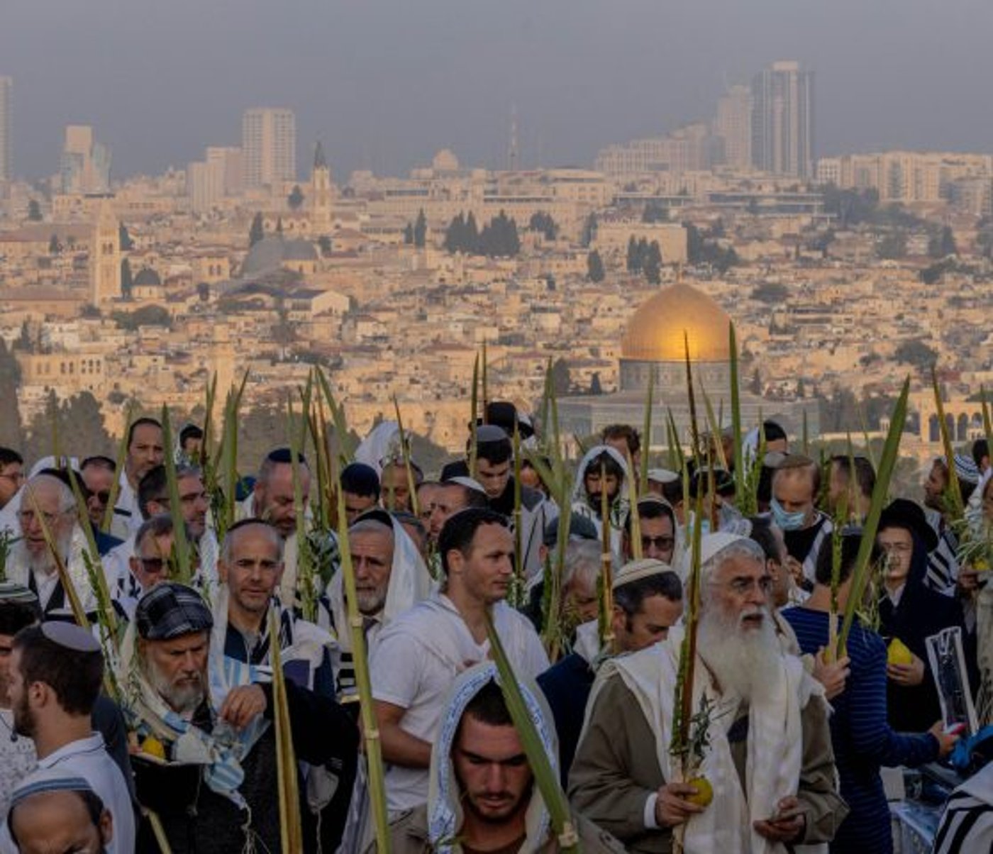 במרכז התמונה עם טי שרט וטלית – דוד מאיר הי"ד