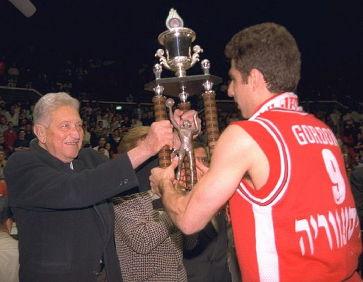 עדי גורדון קפטן הפועל ירושלים, מקבל את הגביע מנשיא המדינה עזר ויצמן