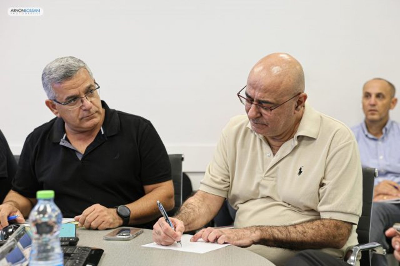 מנכ"ל העירייה איציק לארי (מימין) ועוזי חן, ראש אגף חירום וביטחון בעירייה • צילום: ארנון בוסאני