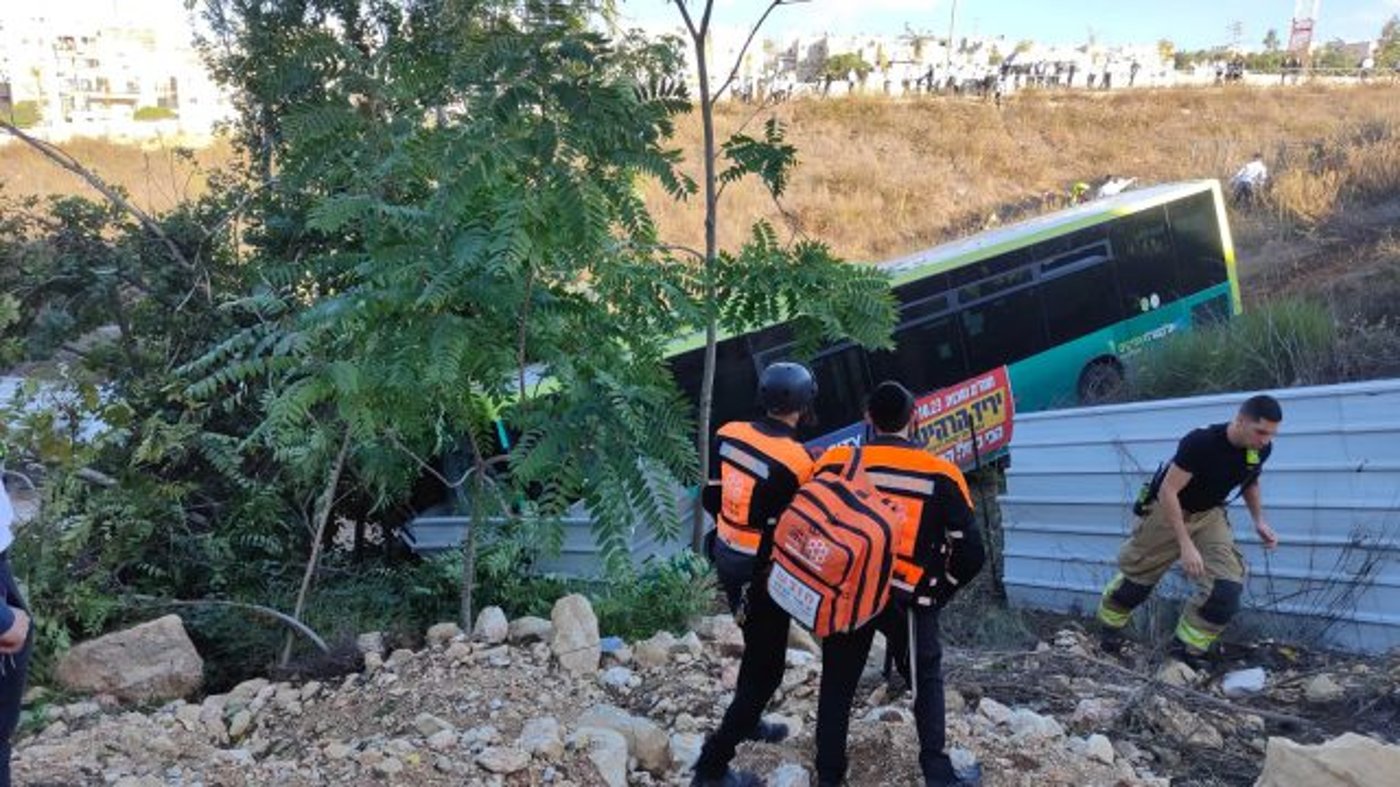 אוטובוס עם נוסעים הידרדר לוואדי בהר חוצבים בירושלים
