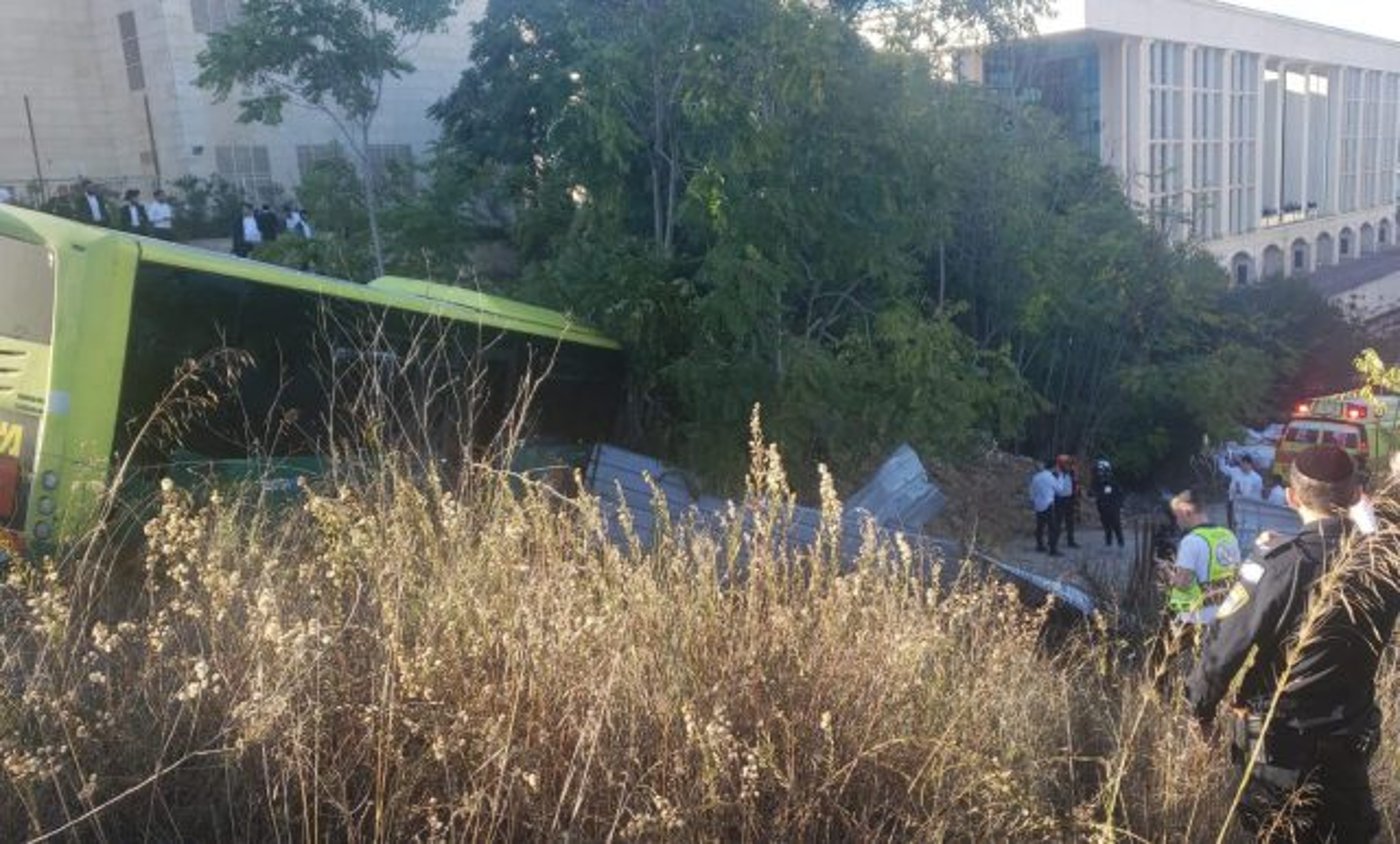 אוטובוס עם נוסעים הידרדר לוואדי בהר חוצבים בירושלים