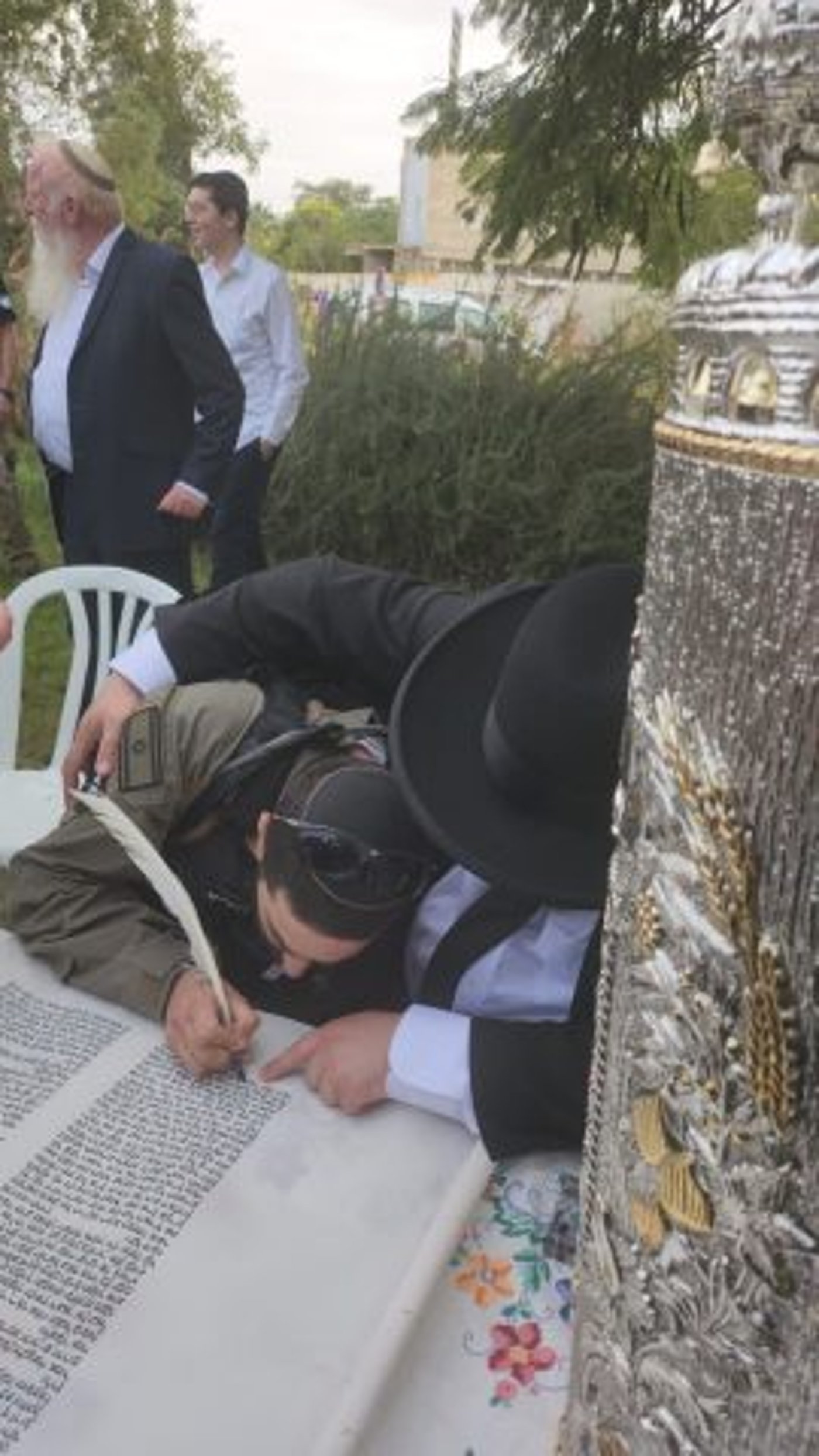 הרבש"ץ כותב אות בספר התורה