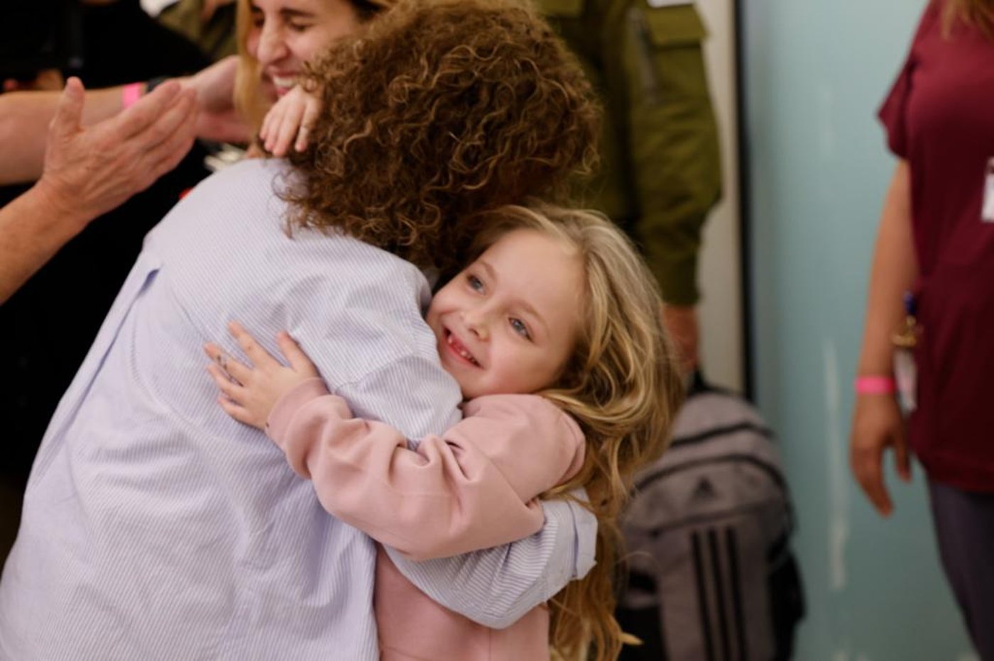 הכי מרגש: הילדים החטופים נפגשים עם בני המשפחה