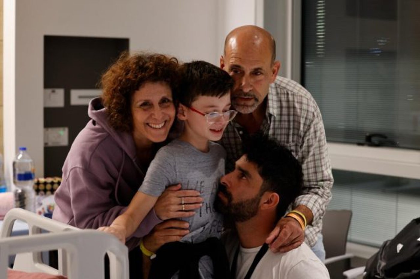 הכי מרגש: הילדים החטופים נפגשים עם בני המשפחה