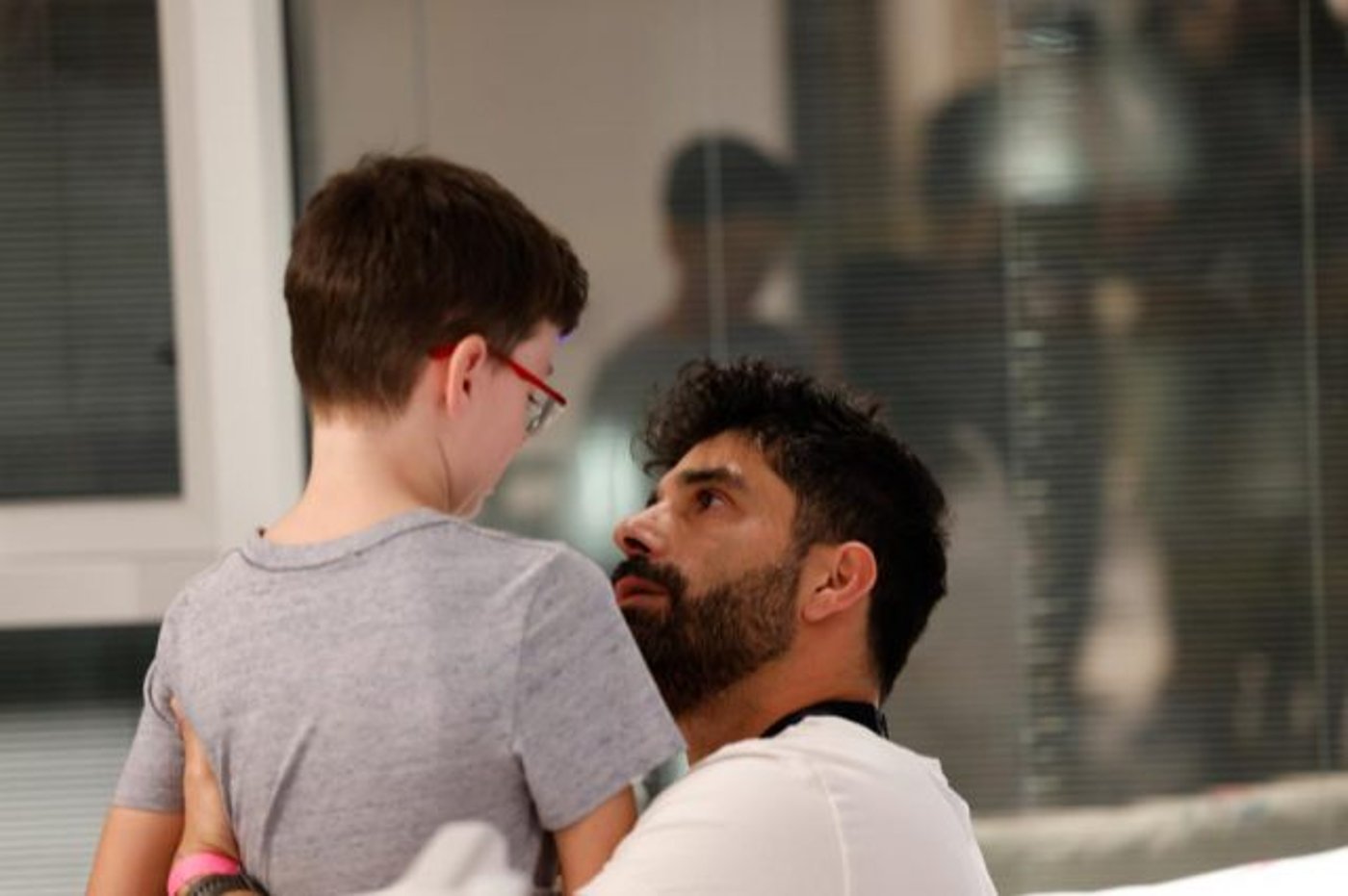 הכי מרגש: הילדים החטופים נפגשים עם בני המשפחה