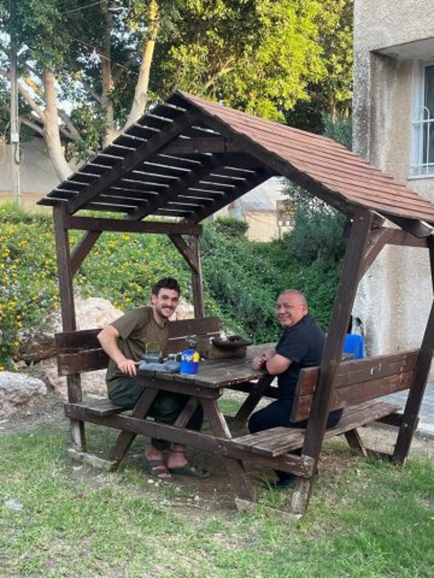 התמונה האחרונה של גדי איזנקוט ובנו גל ז"ל