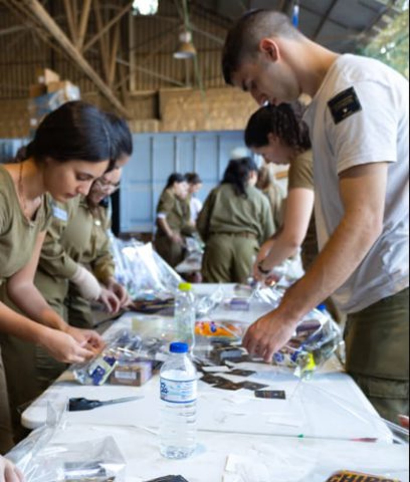 החיילים עם החנוכיות