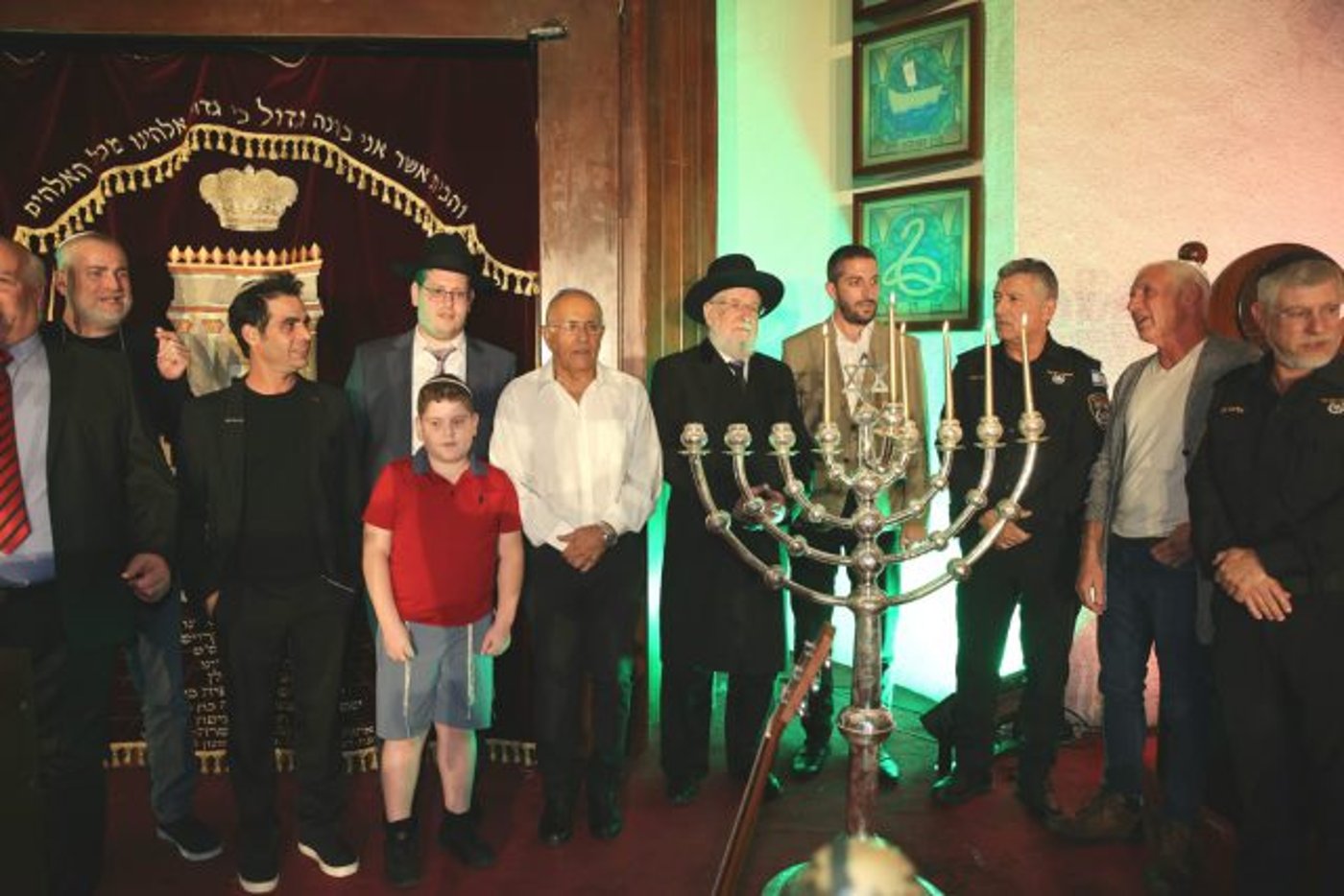 עם כיפה לראשו: אביב גפן בהדלקת נרות בבית הכנסת הגדול