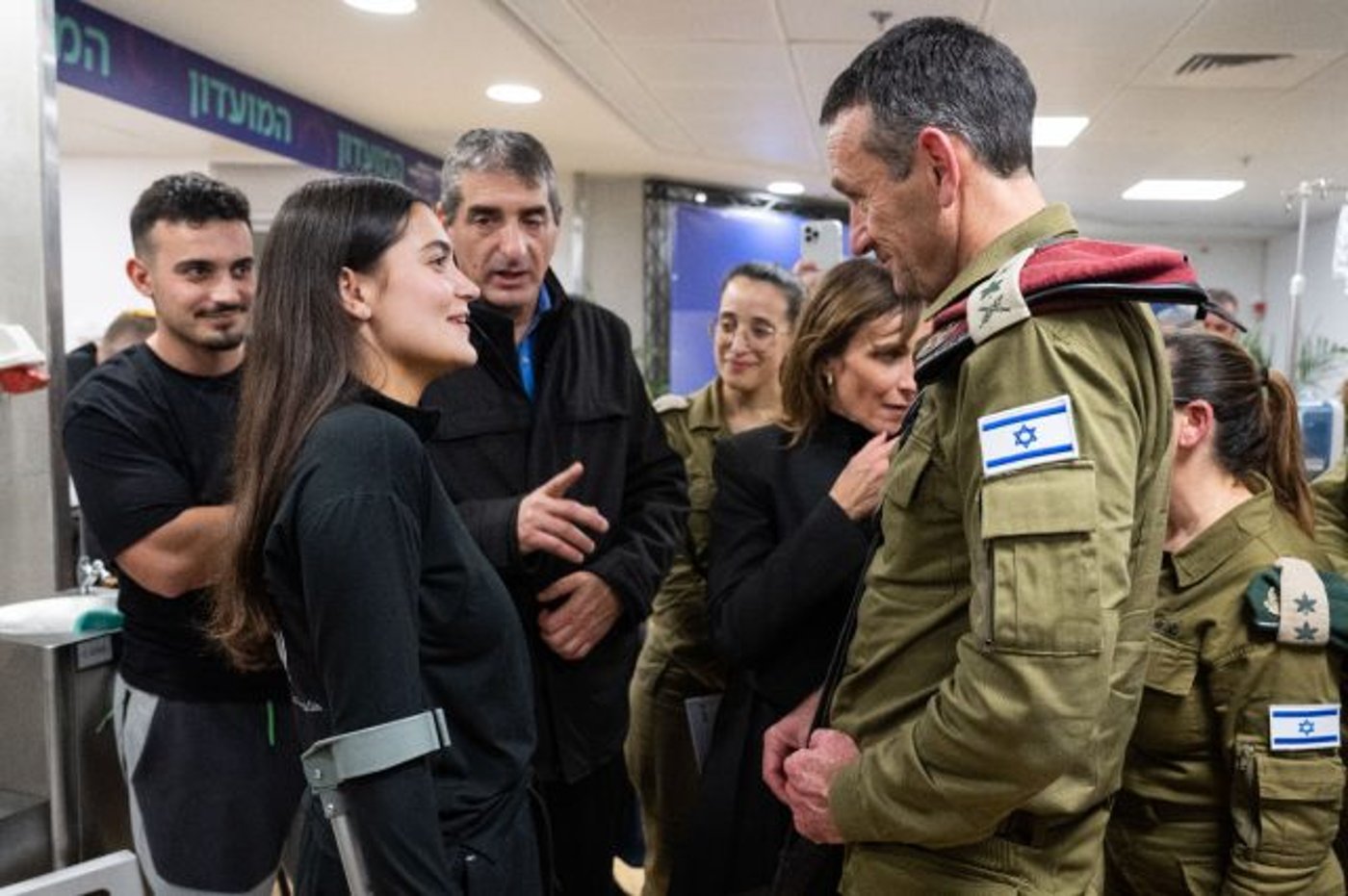 הרמטכ"ל עם הלוחמים הפצועים (דובר צה"ל)