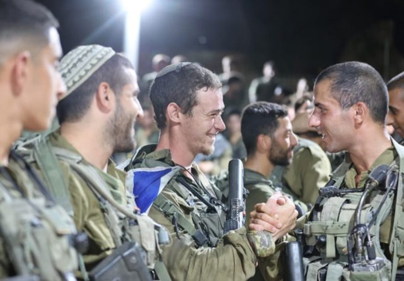 משה בר און עם חייליו (דובר צה"ל)