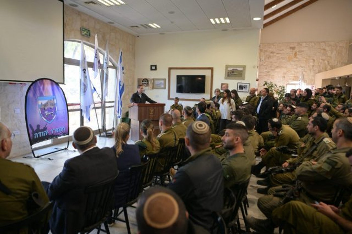 הרצוג נפגש עם המשפחות השכולות במועצת הר חברון