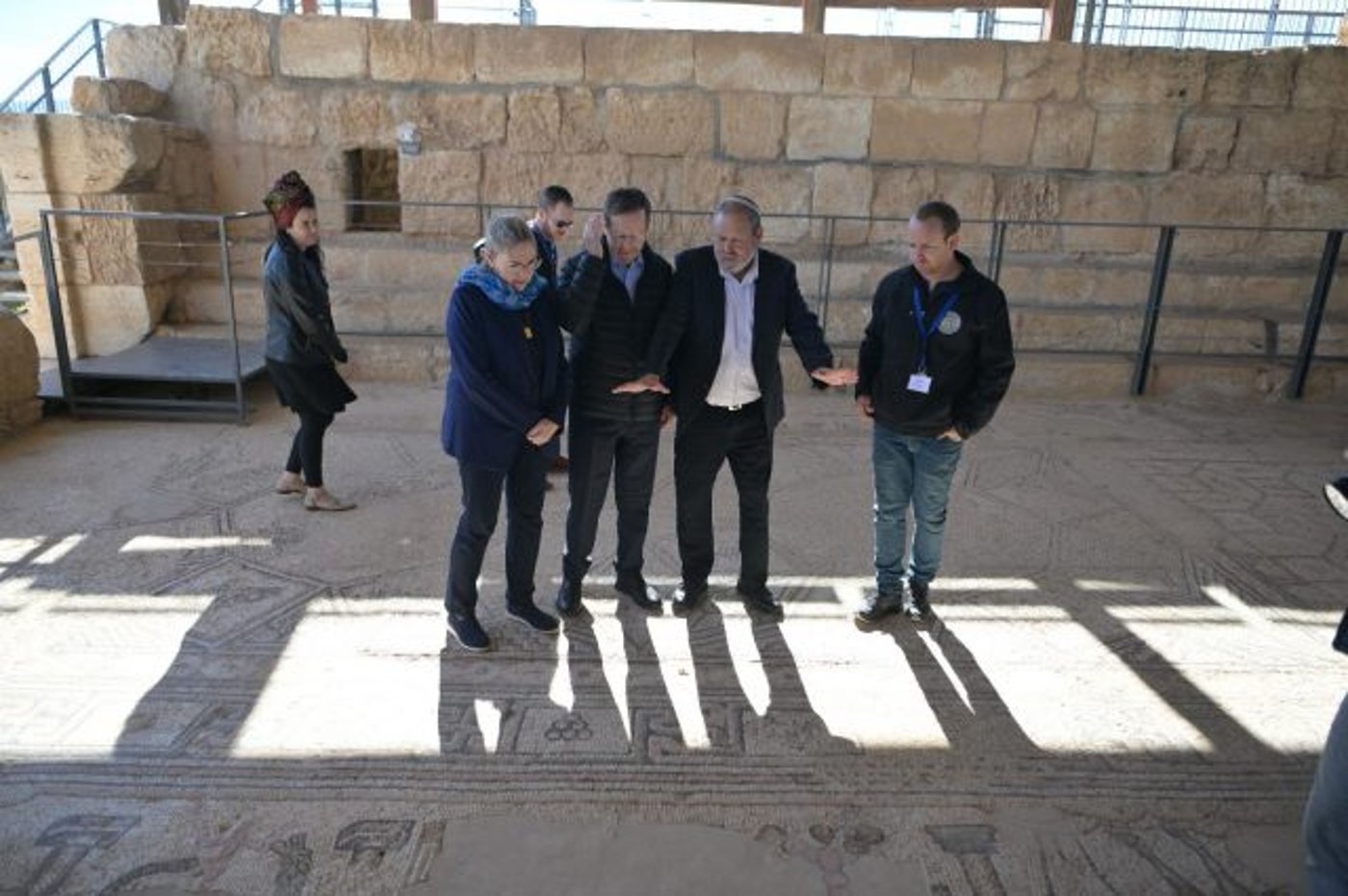 הרצוג נפגש עם המשפחות השכולות במועצת הר חברון