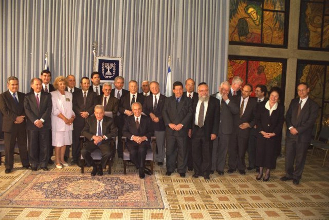 בהשבעת ממשלת רבין השנייה. עומד בשורה האחרונה במרכז (סער יעקב, לע"ם)