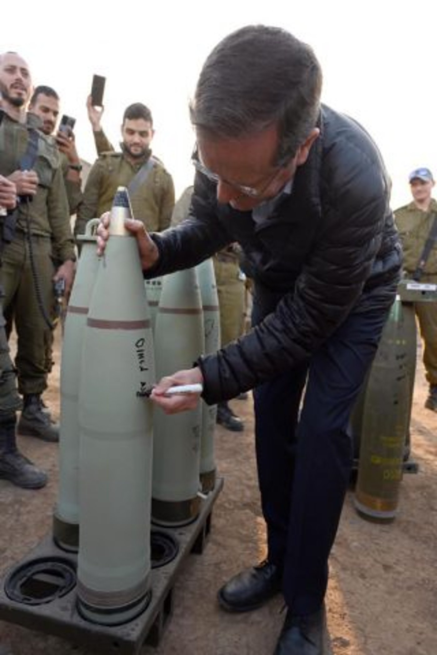 תיעוד: הרצוג נפגש עם חיילי המילואים וחתם על פגז