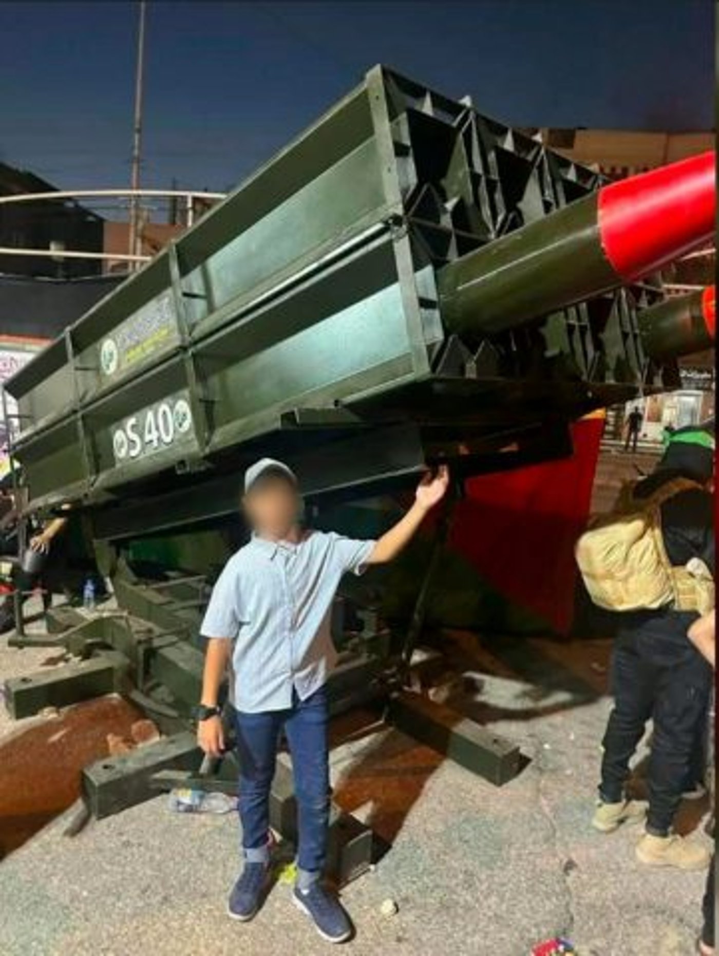 ילד עזתי לצד משגרי טילים