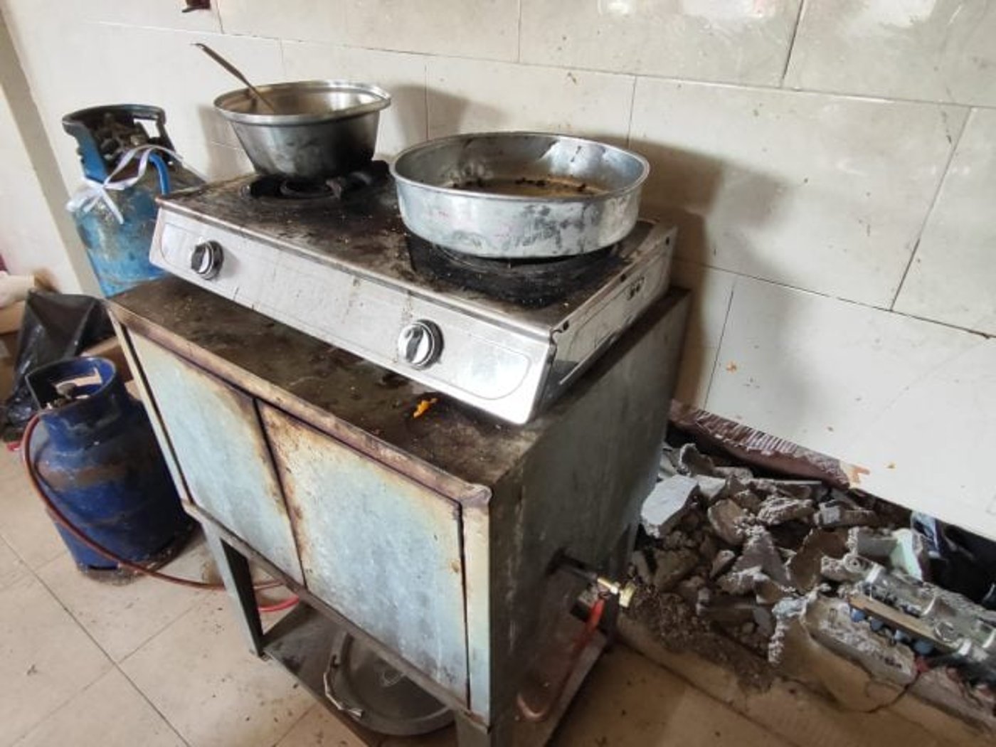 לוחמים משתמשים במטבח של ערבים בעזה (ללא קרדיט)