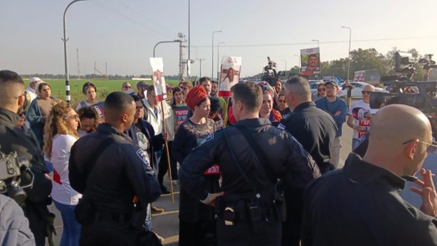 צפו: המשטרה חסמה את משפחות החטופים במעבר כרם שלום