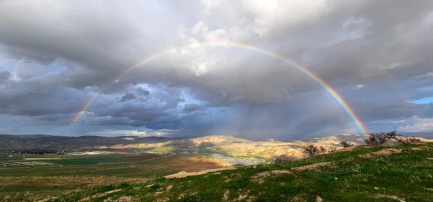 תמונת היום: קשת מרהיבה מצד לצד בבבקעת הירדן