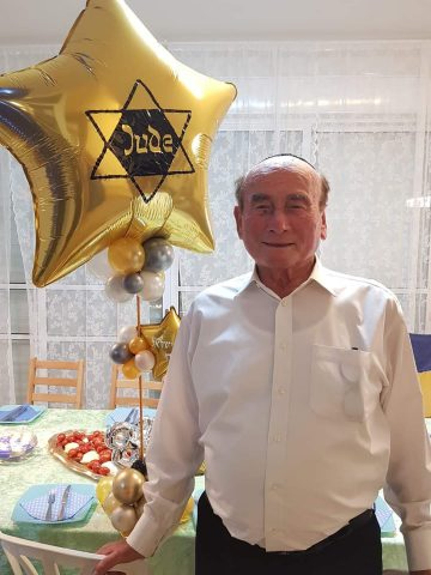 (דוגו ביום הולדת 88, עם בלון של טלאי צהוב,