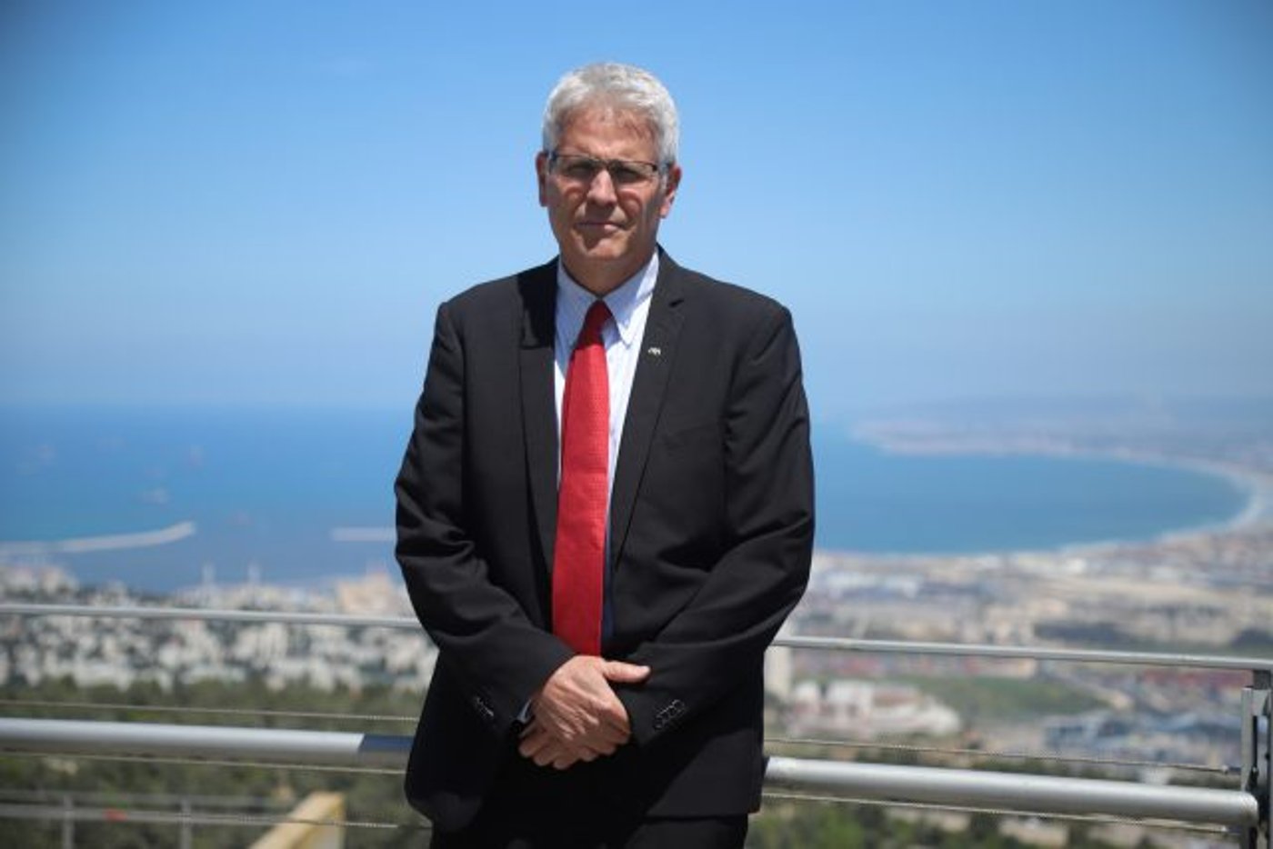אלרואי במרפסת של אוניברסיטת חיפה