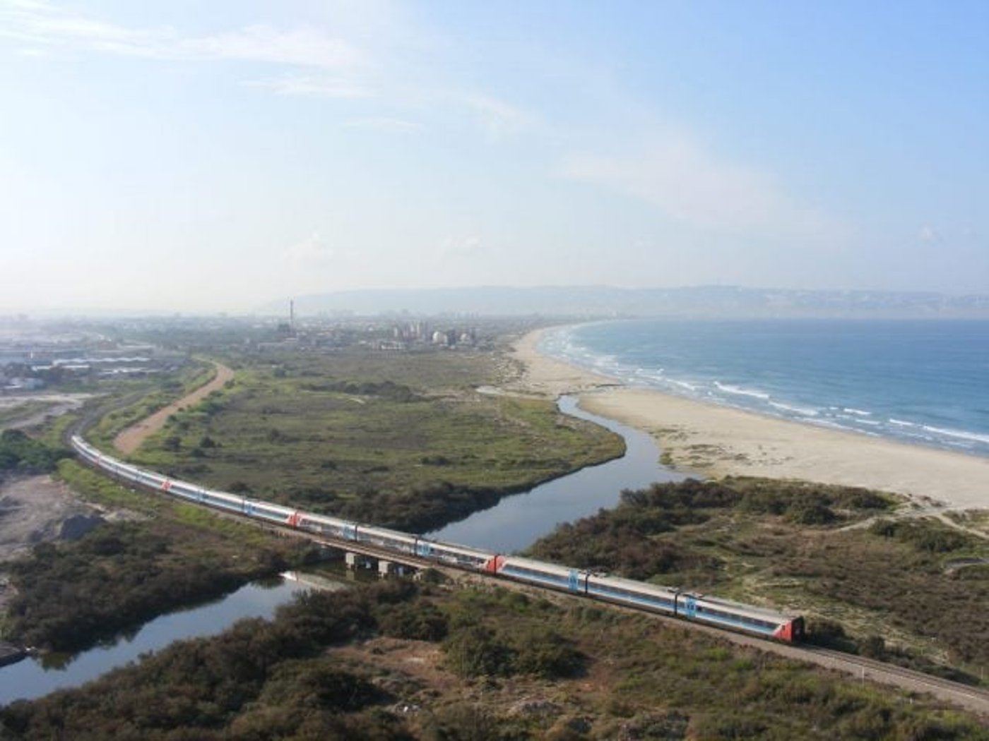 חמישיית מערכי IC3 עוברים כרכבת אחת באורך של כמעט 300 מ' את גשר הרכבת הישן מנחל נעמן