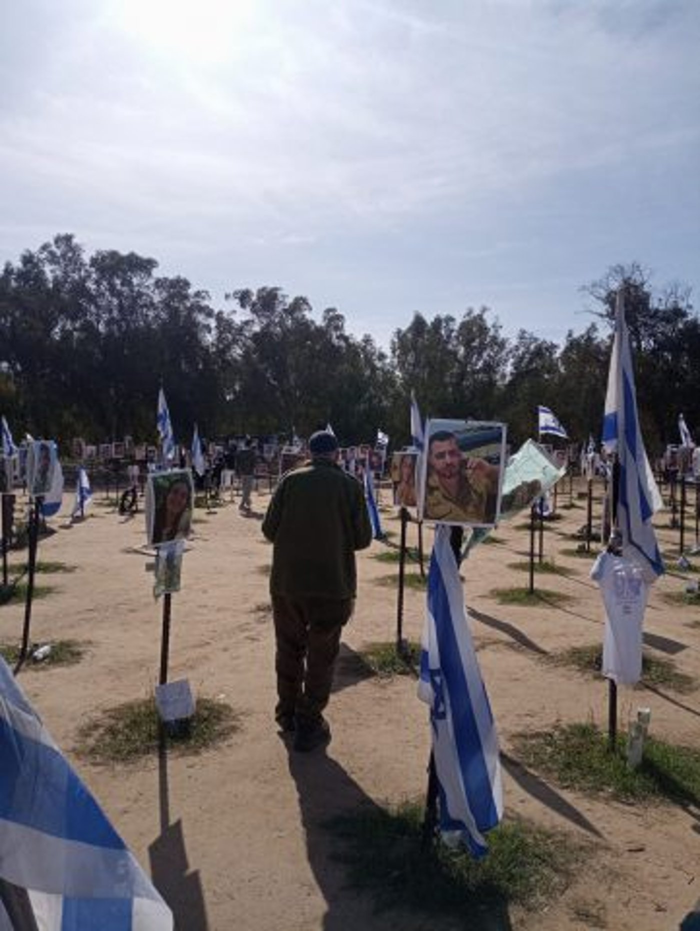 תמונת היום: הרב אבינר מתפלל על נרצחי מסיבת נובה