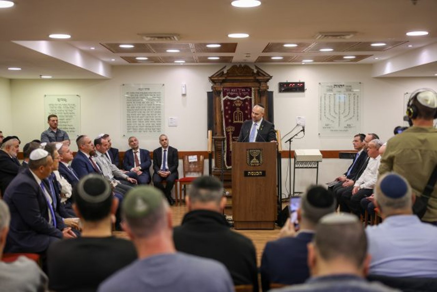 מרגש: תפילה מיוחדת בכנסת לחטופים והחיילים