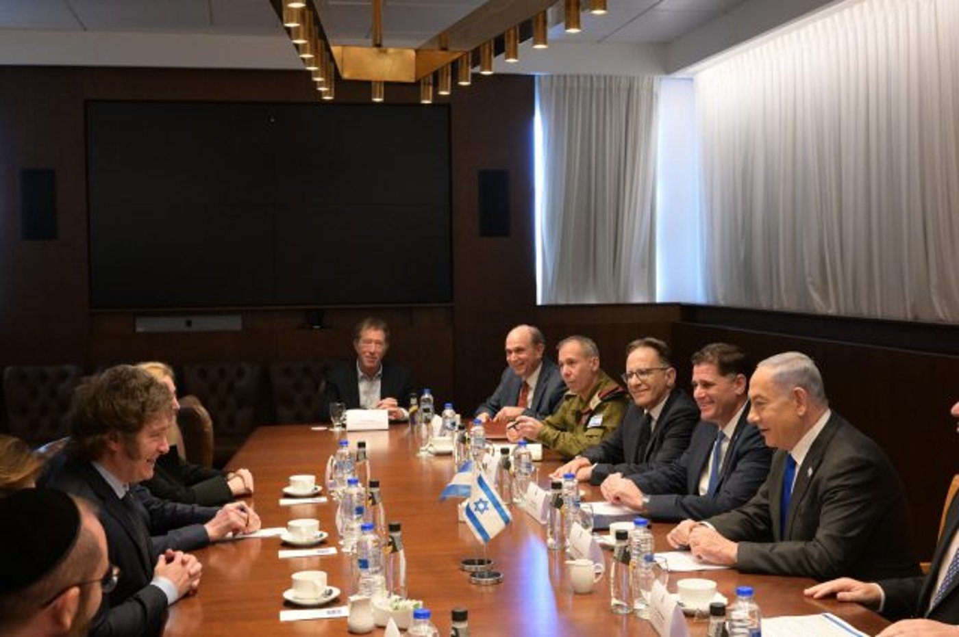 פגישת המשלחות