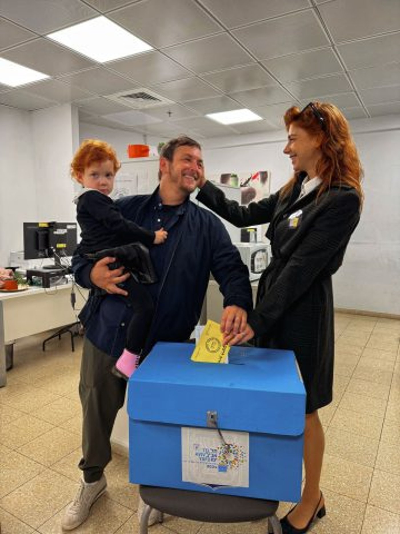 אסף זמיר ורעייתו מאיה ורטהיימר מצביעים