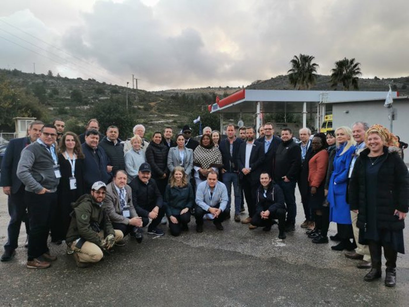 חברי הפרלמנט במקום הפיגוע בעלי
