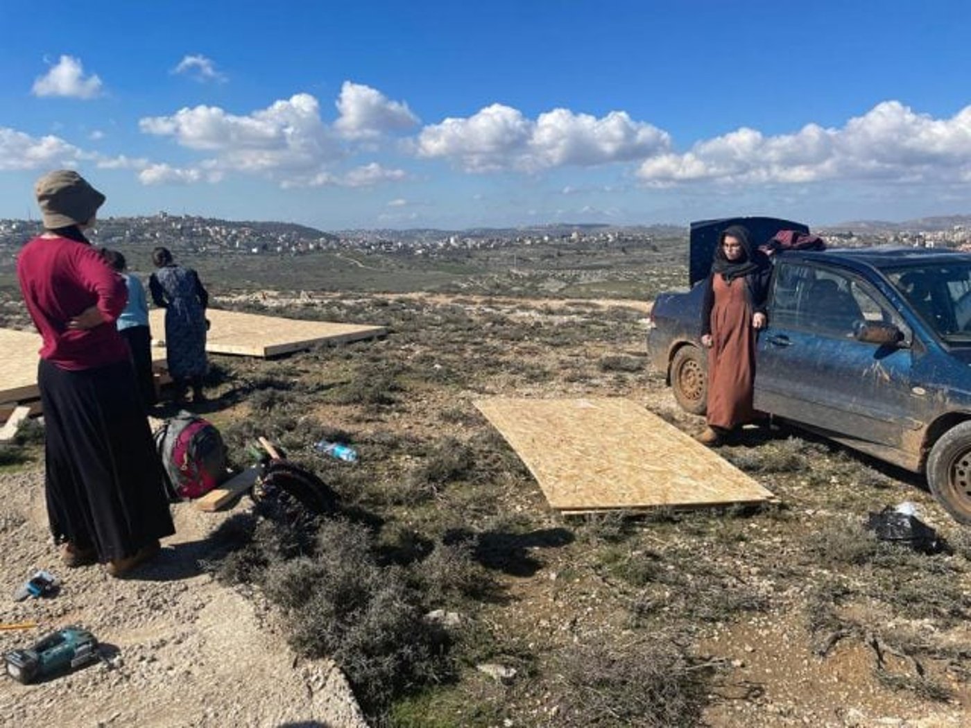 גבעת 'אור אהוביה' נהרסה; נערות הושלכו מגובה