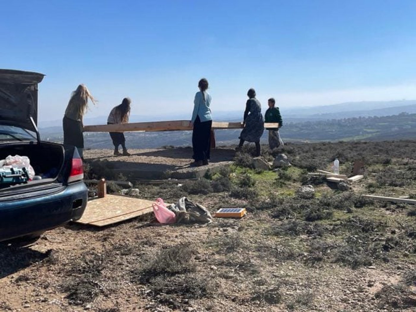 גבעת 'אור אהוביה' נהרסה; נערות הושלכו מגובה