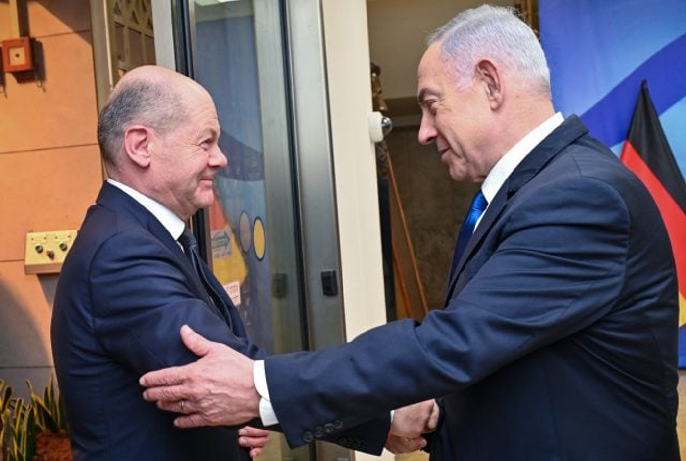 קנצלר גרמניה לנתניהו: "פלסטינים גוועים ברעב"