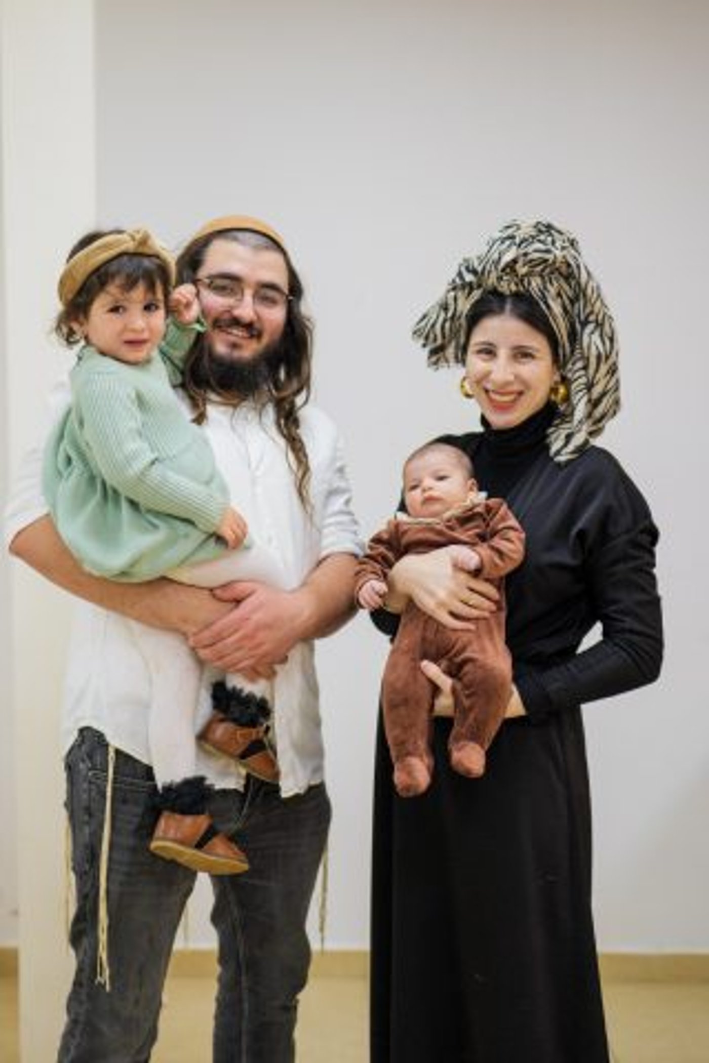 עסיס ומשפחתו (ללא קרדיט)