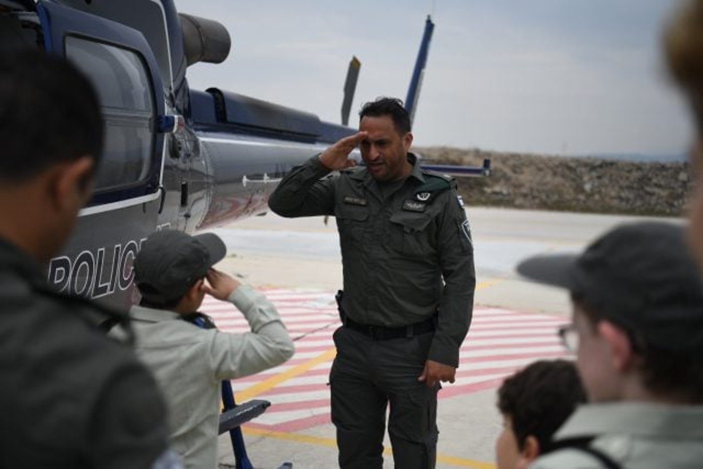 לוחמי מג"ב ביקרו את בנו של החטוף. צפו במפגש המרגש