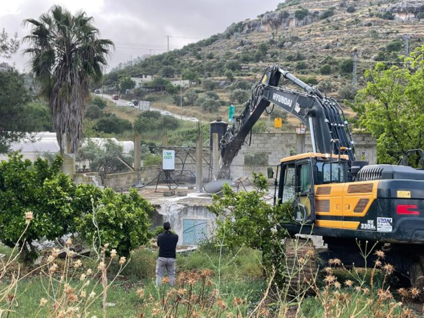 הריסת מבנים ופינוי פלישה חקלאית בכפר ערבי