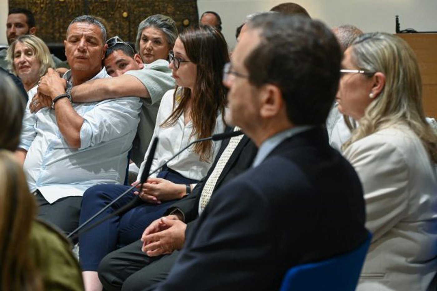 הרצוג למשפחות השכולות: "נותנים לכם חיזוק וחיבוק"