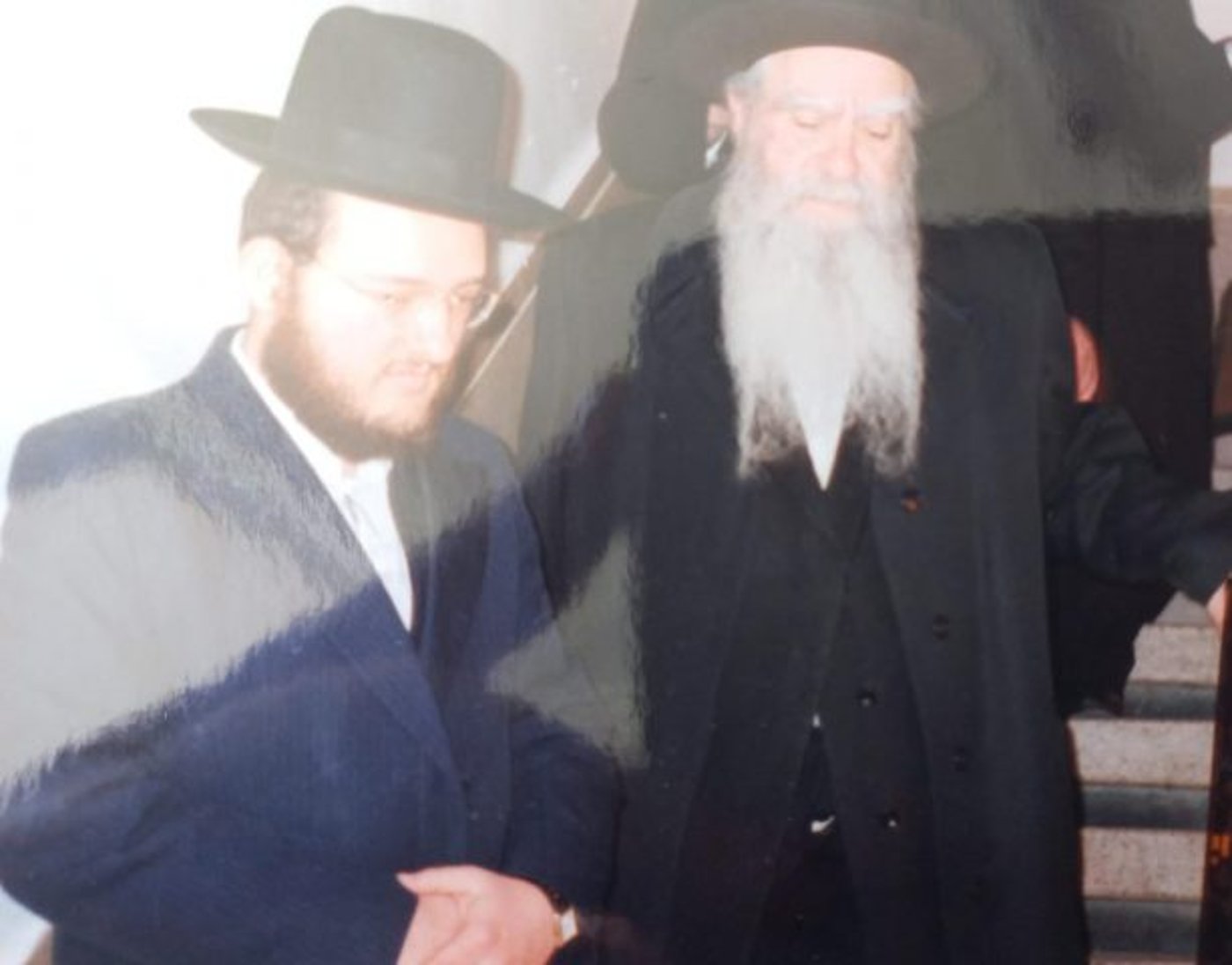 (הרב רפאל לוין עם נכדו הרב אריה)