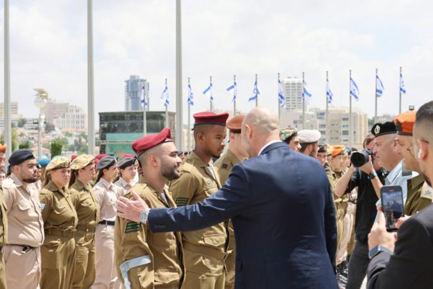 "קראו לכם דור הטיקטוק, התגליתם כדור של גבורה"