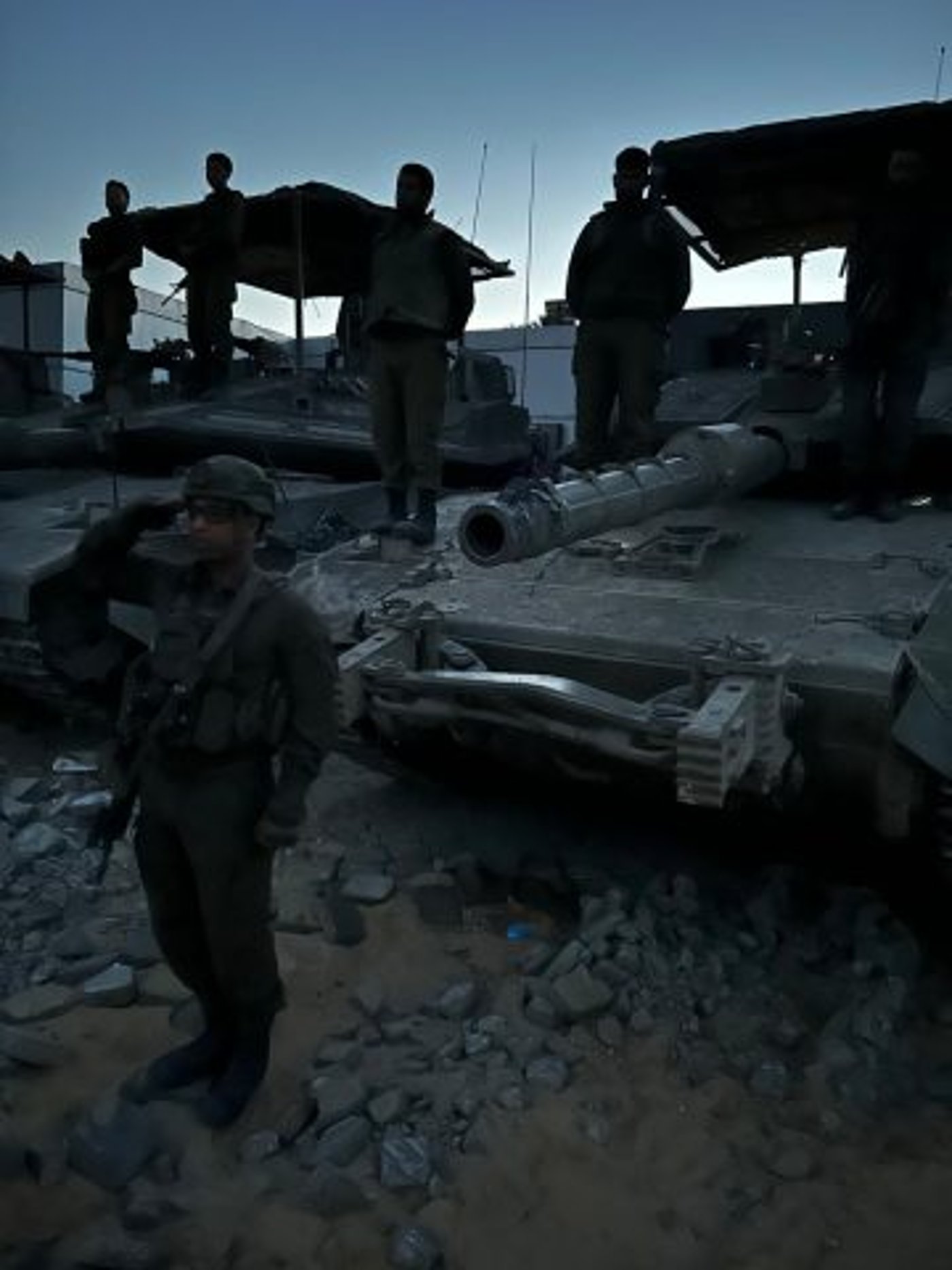 (עומדים בצפירה ברפיח,