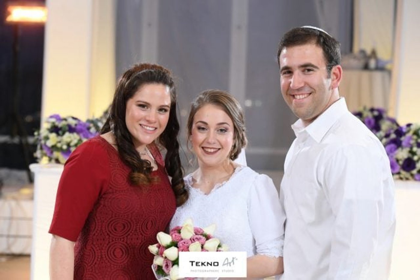 שירה יחד עם אחיה ארי בחתונתה (באדיבות המשפחה)