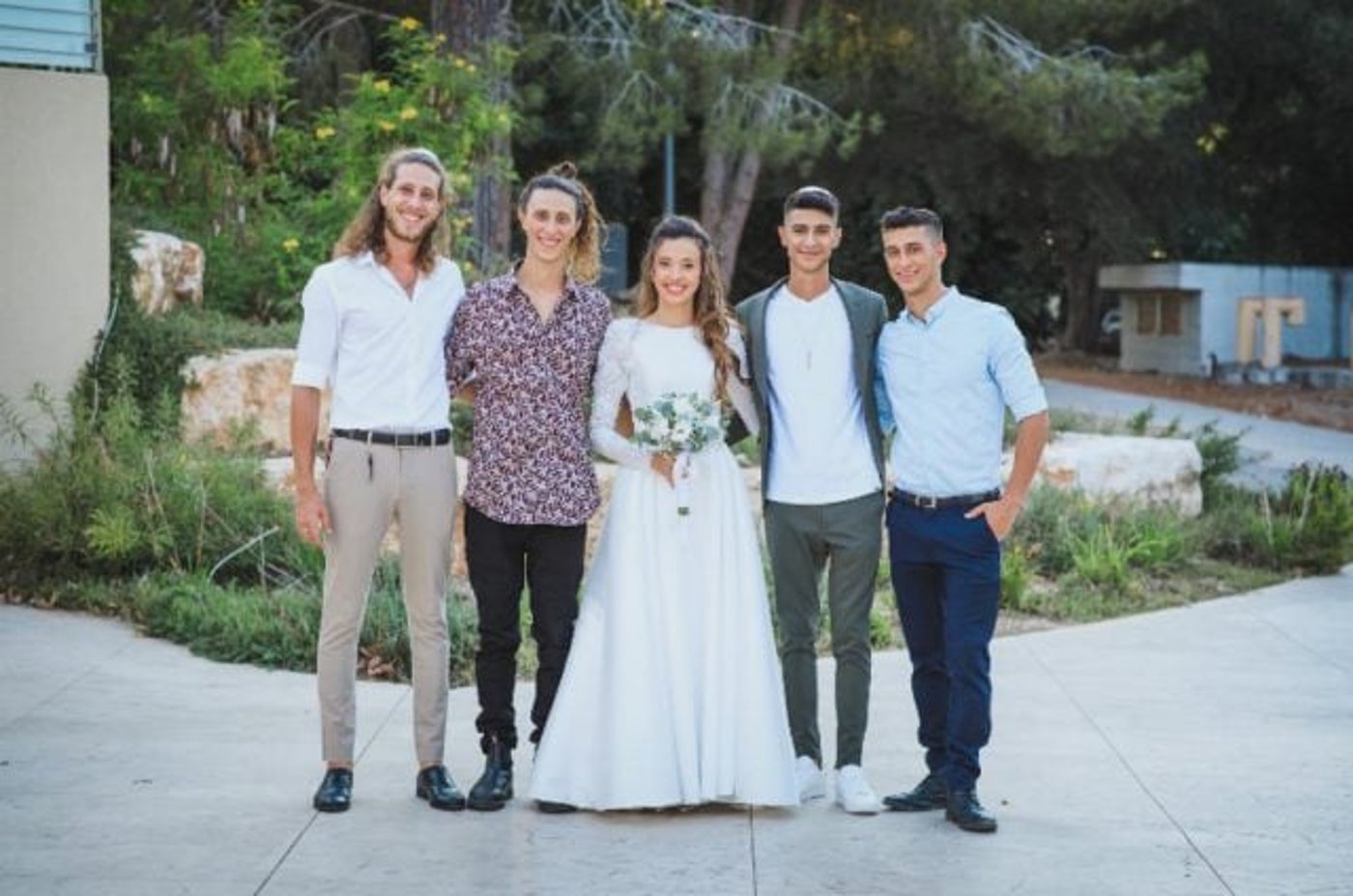 פריאל יחד עם אחיה אבידן (משמאל) בחתונתה (באדיבות המשפחה)