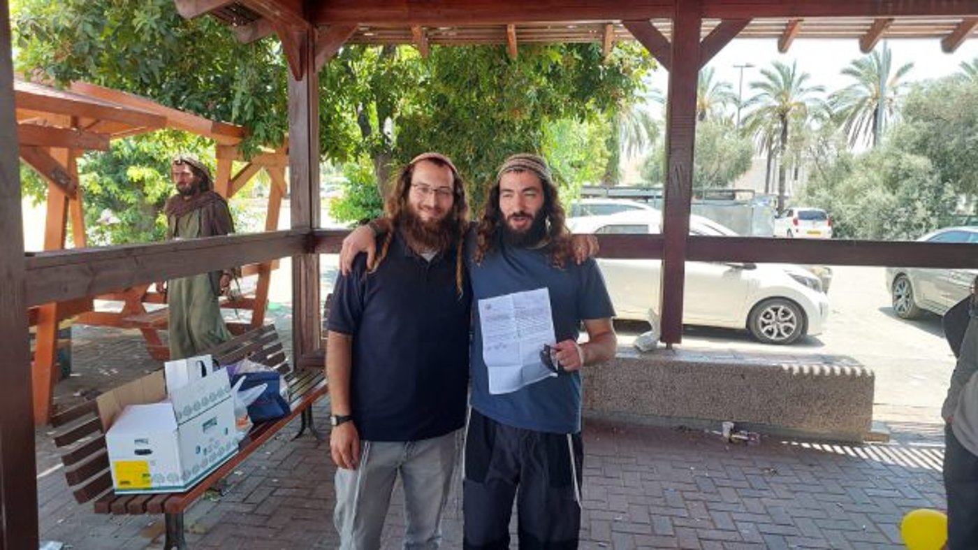 מרמלשטיין עם הצו החתום (ללא קרדיט)