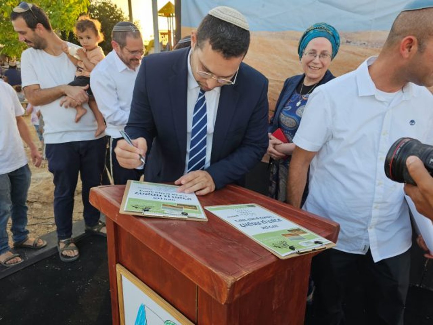שהחיינו: הישובים עשהאל ואביגיל חוגגים הסדרה