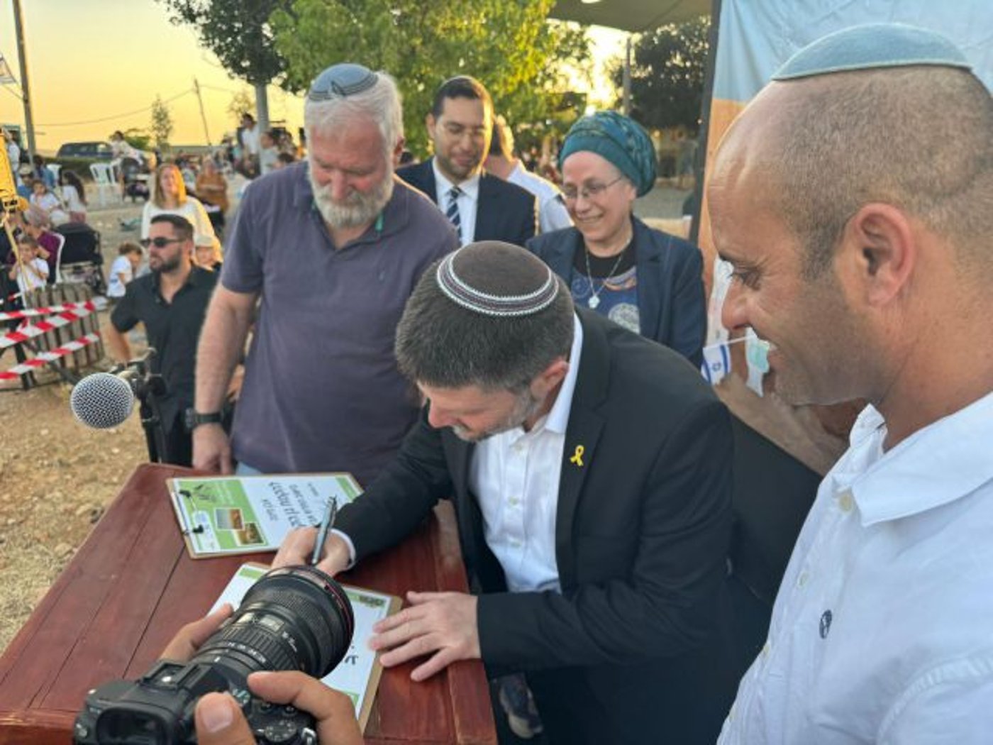שהחיינו: הישובים עשהאל ואביגיל חוגגים הסדרה
